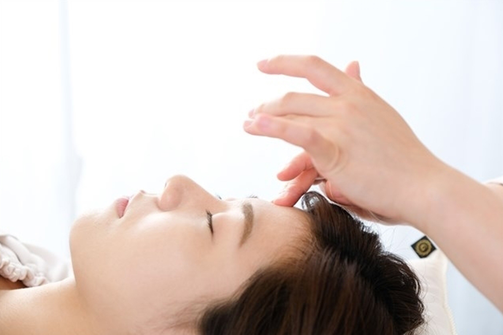 ドライヘッドスパ・『haluのうたた寝』施術を受けている女性