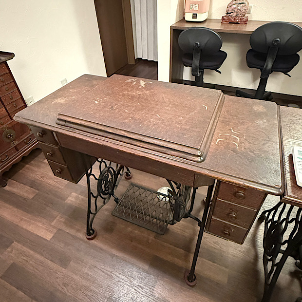 haluのうたた寝・テーブルとして利用している、オーナーこだわりのアンティークミシン